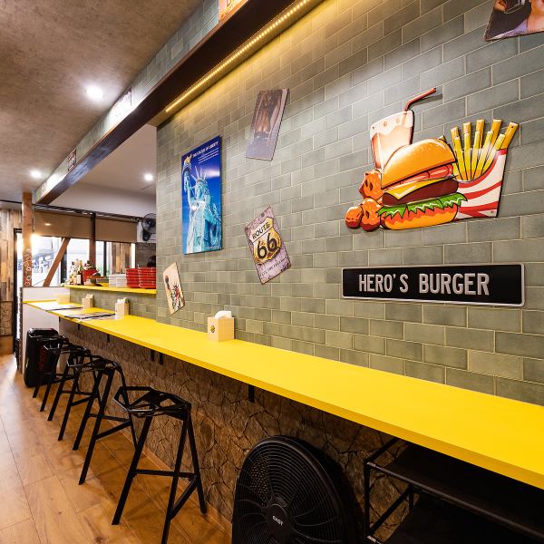 We have 5 counter seats where you can sit at a yellow table lined with American comic book figures and eat your meal.The wallpaper is decorated with various stickers.Enjoy delicious food while immersing yourself in the atmosphere of an American diner in a special space!