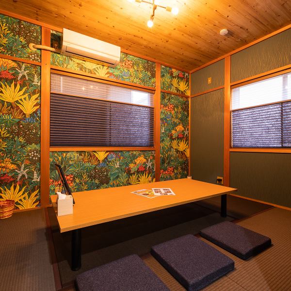 一室供えられた個室は10名様まで収容可能。壁紙にはエキゾチックな植物があしらわれ、床には畳が敷かれているユニークな内装となっております。特別な時間を過ごしたい場合にはぴったりの空間です★