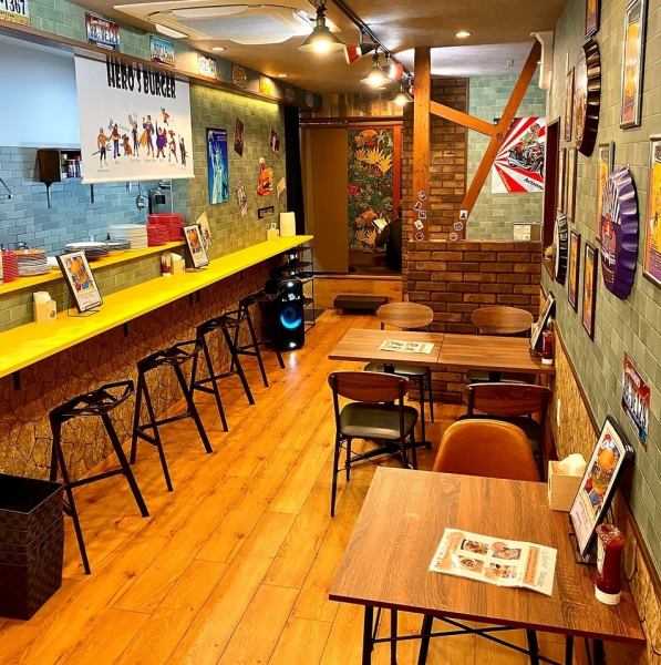 The interior of the store has an American atmosphere, and is decorated with posters, American miscellaneous goods, and stickers, creating an open and bright atmosphere.The wallpaper and interior design, created by the owner himself, create a homely atmosphere.Enjoy delicious food in a relaxing space!