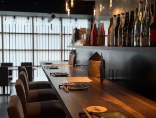 【カウンター席】日本酒好きな方は日本酒好きオーナーと話せる入って右側のキッチン前カウンターがおすすめ★お一人様のご来店もウェルカムです！