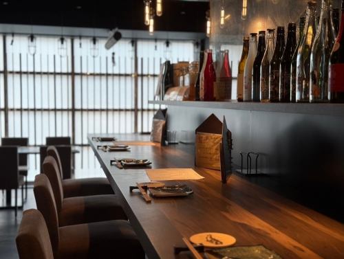【カウンター席】日本酒好きな方は日本酒好きオーナーと話せる入って右側のキッチン前カウンターがおすすめ★お一人様のご来店もウェルカムです！