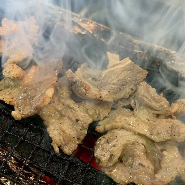 売り切れ御免！大人気【炭火焼き牛タンと牛カルビ】