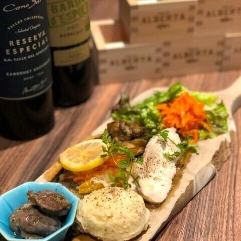 季節とワインにあったお料理は盛り付けも鮮やかに。前菜盛り合わせやチーズなど豊富なメニュー