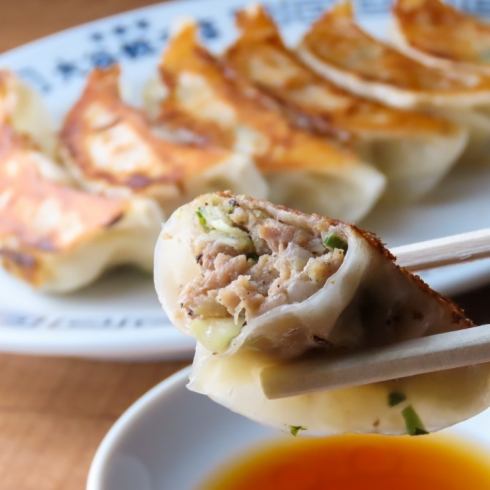 2 minutes walk from the west exit of Utsunomiya Station! Close to the station ◎ Enjoy carefully selected gyoza and delicious drinks ♪