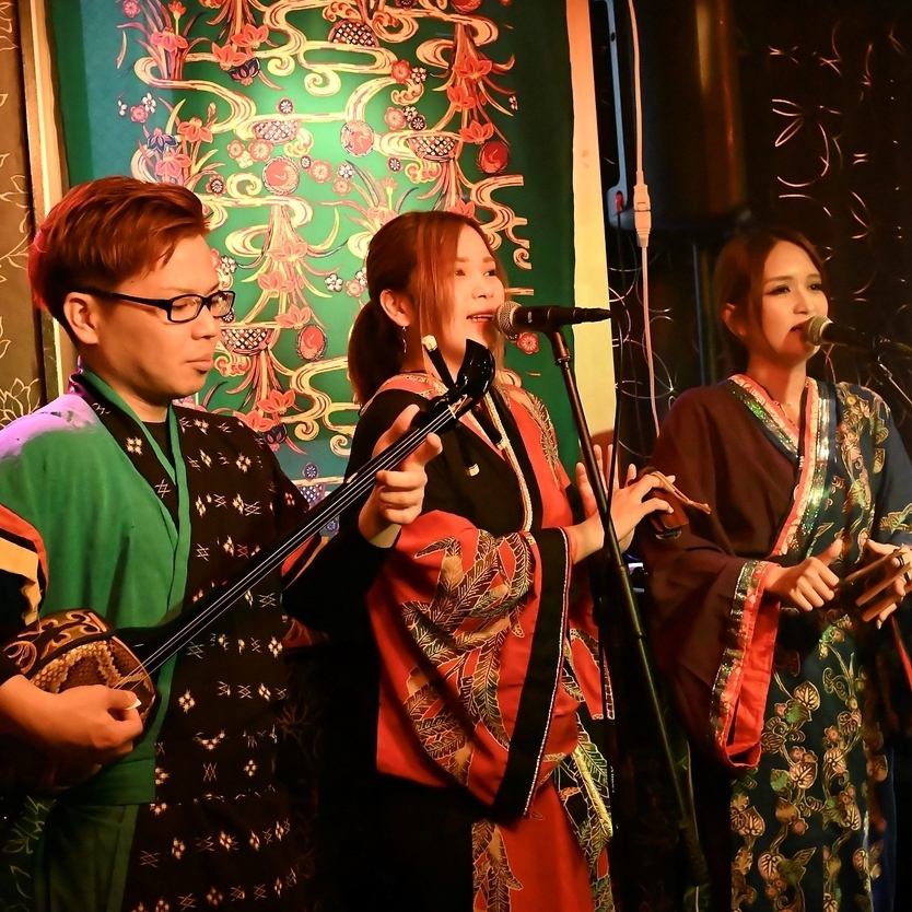 国際通りの島唄ライブ居酒屋などで三線演奏者等として活動している芸能一家のお店♪　