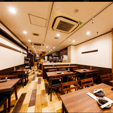 甲府駅から4分！駅前スグの好立地！宴会や忘年会など大人数での利用にも対応でき、45名様から貸切が可能。グループで集まりやすい開放的な空間で、会社の集まりや仲間同士の飲み会に使いやすい雰囲気です。観光で訪れた方も入りやすく、初めての来店でも落ち着いて食事を楽しめるのが魅力です。