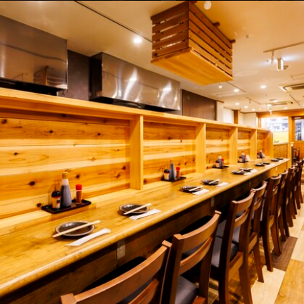 カウンター席は、一人でも気軽に利用できる入りやすさが魅力。仕事帰りの食事や、少し飲みたい日などにもぴったりです。料理やお酒を楽しみながら、自分のペースで過ごせるため、初めての来店でも安心。団体利用とは違った使い方ができる席タイプです