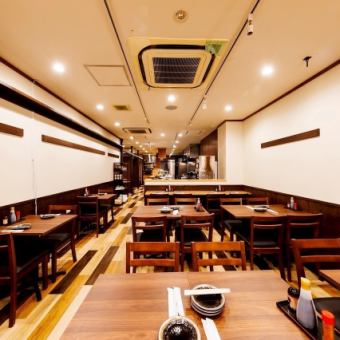 2名様向けのテーブル席は、周囲を気にせず会話を楽しめる使いやすい空間。友人との食事やちょっとした集まり、観光時の食事など幅広いシーンに対応できます。ほどよいプライベート感があり、落ち着いて食事ができるため、初めてのご来店でも安心してご利用いただけます。