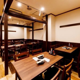 4名様向けのテーブル席は、グループ利用や小規模宴会に最適なレイアウト。テーブル同士を連結することもできるため、人数に合わせた柔軟な配置が可能です。飲み会や仲間内での集まり、各種宴会にも対応できます。用途に合わせて席を組み替えられるため、宴会利用にぴったりの席タイプです。