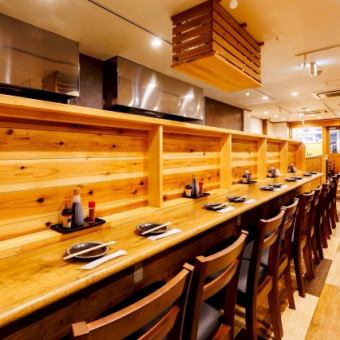 おひとり様でも気軽に利用できるカウンター席は、初めてのご来店でも入りやすい落ち着いたスペース。仕事帰りにさっと食事をしたい時や、少し飲みたい日にも最適。周りを気にせず自分のペースで過ごせるため、観光の合間の一息や、短時間の利用にもぴったり。気軽さと居心地の良さを両立した、使い勝手のいい席タイプです。