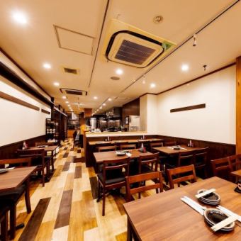 45名様から貸切のご相談が可能で、大人数での宴会や会社の集まり、同窓会など幅広いシーンに対応できます。開放的な店内をまるごと使えるため、気兼ねなく盛り上がれるのが魅力。レイアウトの調整も柔軟に対応でき、用途に合わせた空間づくりが可能です。周囲を気にせず、思い思いの時間をお過ごしいただけます。