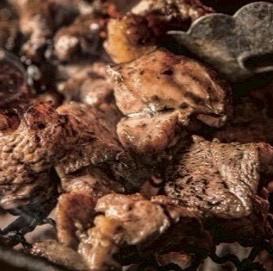 まずはこれ!炭火焼きで味わうジューシーな地鶏料理