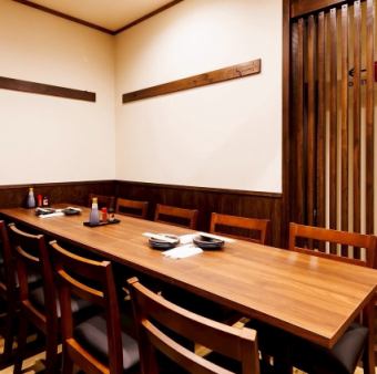 【8名様 半個室】少人数で落ち着いて過ごせる8名様用の半個室は、仲間内の食事会やプチ同窓会、接待を兼ねた会食などにも使いやすい空間です。周囲とほどよく区切られているため、会話に集中できるのが魅力。ゆったりとした席配置で、料理やお酒をじっくり楽しめます。2部屋を結合して最大16名様までご案内可能です。