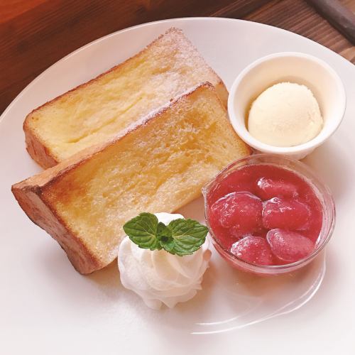 Have happiness all to yourself in one bite! A wide variety of original sweets such as [Miyazaki Strawberry French Toast]