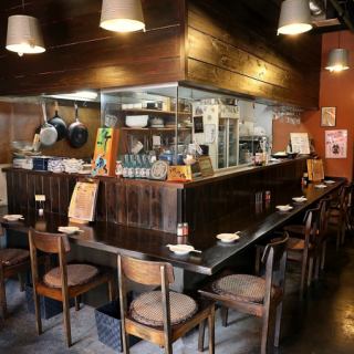 厨房の中を垣間見れるカウンター席はライブ感満載♪