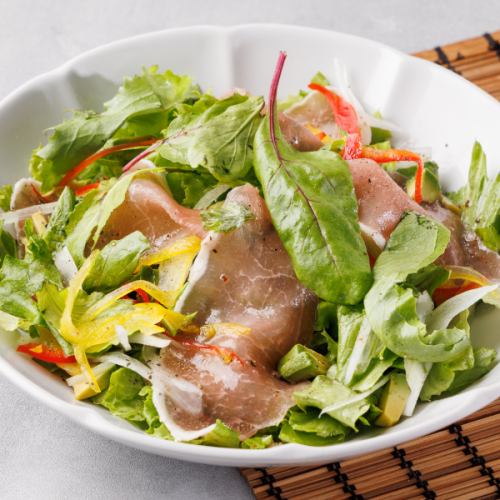 Raw ham and avocado green salad