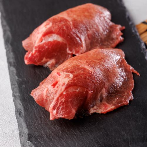 Meat sushi beef tongue (2 pieces)