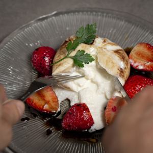 とろっとろブラータチーズ×いちごのカプレーゼ