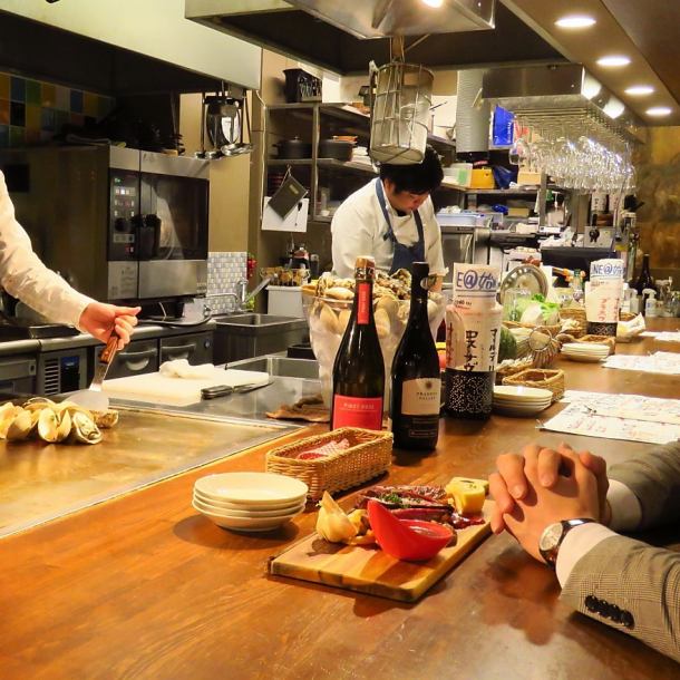 The counter seats in the open kitchen are very popular ♪ You can see how they cook in front of you so double the taste! Please enjoy the charm of our restaurant.