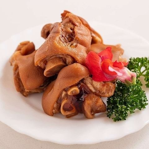 Braised pig's trotters in soy sauce