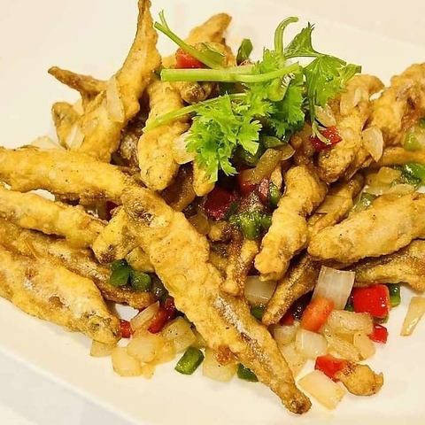 Smelt with salt and pepper / Stir-fried chives and river shrimp / Stir-fried broad beans and clams with black pepper