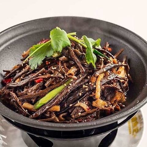 Dried willow mushrooms hot pot