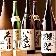 【種類豊富なドリンク・明るいスタッフでおもてなし】スタッフ明るく、ドリンクの知識も豊富にお客様のお食事に合ったドリンクもオススメ出来ます。当店スタッフによるおもてなしで食と空間を堪能して下さいませ！また、当店でしか飲めない、隠れメニューのドリンクもあります！お酒好きにはたまりません