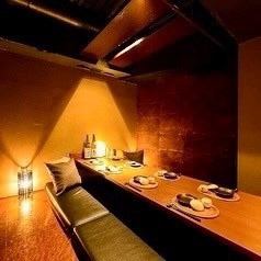 和の趣き溢れる店内は大人の為の落ち着いた雰囲気となっております。2Fフロアは70名様までの貸切可能！の藤沢での接待や女子会、合コンなど各種宴会に最適なプライベート個室空間♪お得な宴会コースプランもご予算に合わせて3000円~ご用意。誕生日や記念日にお得なサプライズ特典もご用意しております。