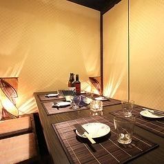 和の趣き溢れる店内は大人の為の落ち着いた雰囲気となっております。4名様でご利用可能なテーブル席は藤沢での接待や女子会、合コンなど各種宴会に最適なプライベート個室空間♪お得な宴会コースプランもご予算に合わせて3000円~ご用意。誕生日や記念日にお得なサプライズ特典もご用意しております。