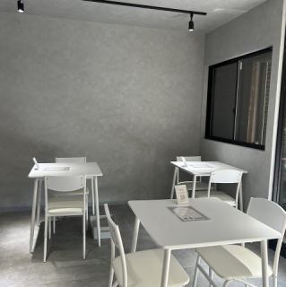 シンプルで洗練されたデザインの店内は、落ち着いた雰囲気が漂い、心地よい空間をご提供！白を基調としたテーブルと椅子が並び、スタイリッシュな照明が照らします。友人とのおしゃべりや、お1人様にも最適で、ゆったりとした時間を過ごせます。シンプルながらもお洒落なインテリアが、美味しいスイーツを引き立てます。