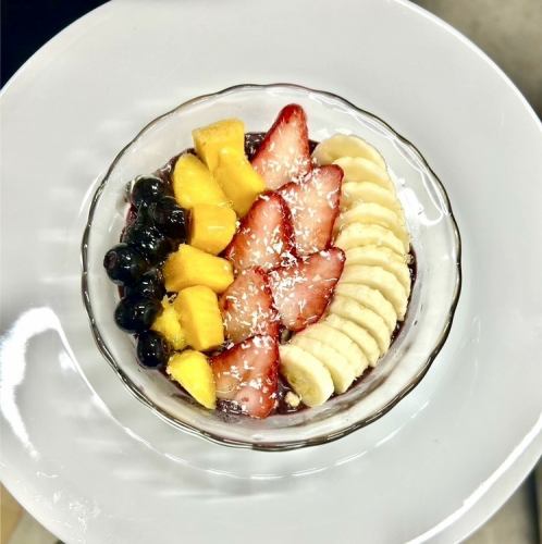 美味しさと満足感が◎鮮やかなフルーツのトッピングはＳＮＳ映えする贅沢な一品♪ワクワク感を味わえます。