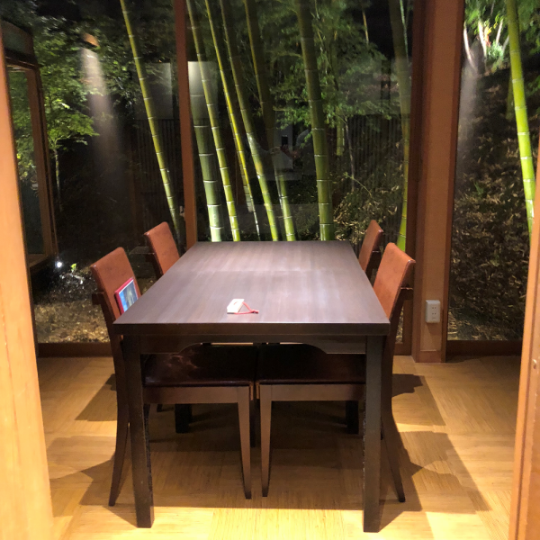 店内に広がる和の趣が癒やしの空間を生み出し、窓の外に広がる豊かな景色が心安らぐひと時を演出致します。そんなプライベート空間の個室にて、ゆっくりとお過ごしください。人数に合わせてテーブルを組み替えるなど、お客様のご用途に合わせたお席へとご案内させていただきます。