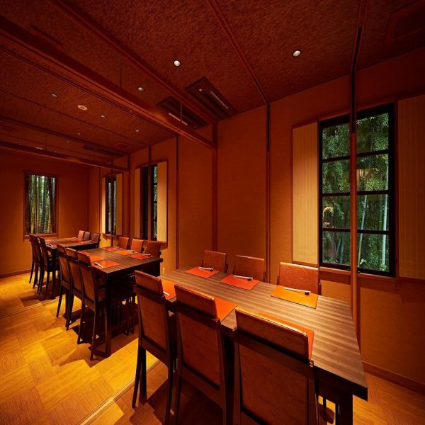 昼夜で雰囲気が変わる竹林に臨む当店では、個室をご用意。上質で落ち着いた和の雰囲気が、慶事や法事でのお食事に喜ばれています。また、この他にも気軽にお使いいただけるテーブル席や、竹林に向かって2名様横並びでお掛けいただけるお席も大変人気です。最大50名様まで貸切対応も可能ですので、気軽にご相談ください。