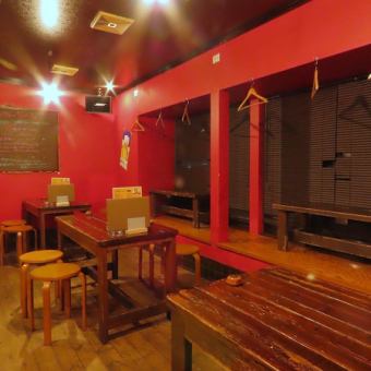【2～4名様】少人数でご利用できるテーブル席は気の合う仲間とのご利用に◎当店の各種コースは2名様からご利用可能なため、お気軽に少人数でご来店いただけます♪
