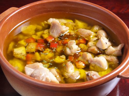 Single-item dishes such as acillo are also available