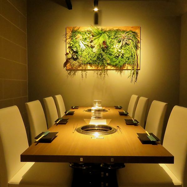 Complete private rooms are available for 4 people and 8 people.Perfect for private banquets, girls-only gatherings, and joint parties! The interior of the shop, which has an impressive wall of foliage plants, is also decorated with the head office logo.Please look for it when you visit ◎