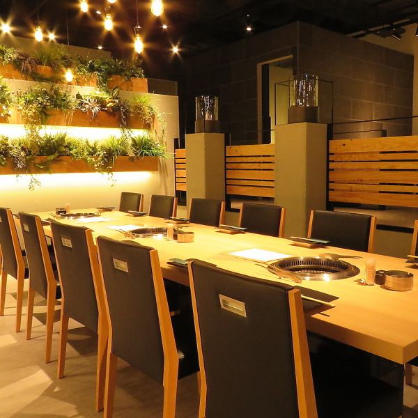 There are also tables for large groups! Perfect for parties with up to 12 people! The interior of the restaurant has been carefully designed to make you feel like you are enjoying yakiniku in a cafe.