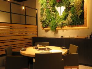 You can enjoy yakiniku by surrounding the round table for 4 people.Great for families!