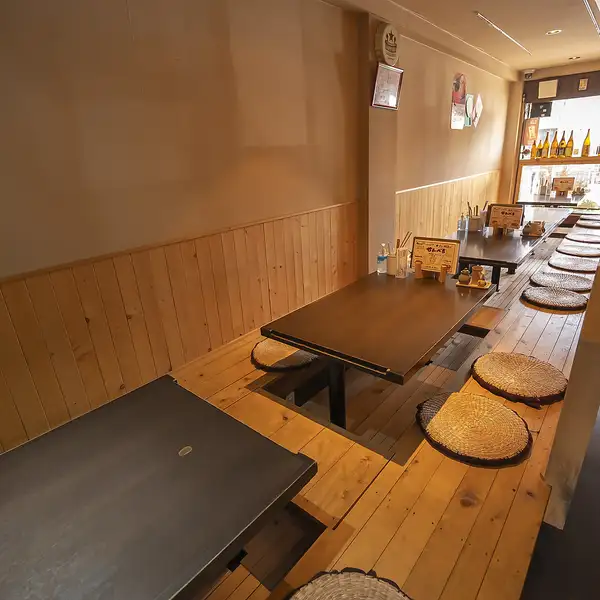 少人数でゆっくりと過ごしたい方におすすめの空間。ご友人とのお食事や飲み会、ご家族でのお集まりなど幅広いシーンでご利用いただけます。落ち着いた店内で会話とお食事をお楽しみください。