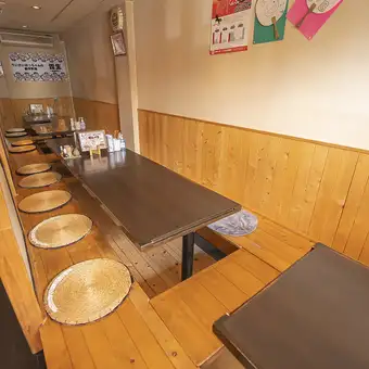 ゆったりとくつろげる4名様用のお席。お席をつなげて人数に合わせたご利用も可能なので、ご家族でのお食事からご友人との飲み会、グループでのお集まりまで幅広くご利用いただけます。