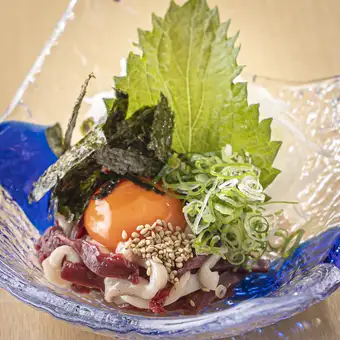 龍のたまごを使った 桜ユッケ
