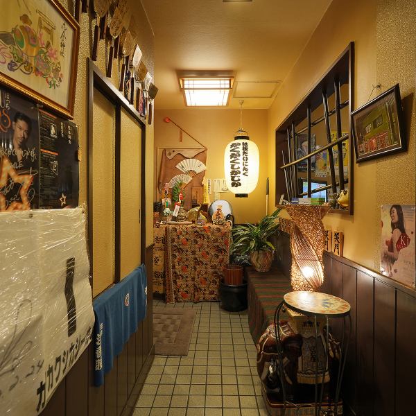 焼ける音も、ごちそう。職人技を間近で楽しむ特等席カウンター。一人飲みや少人数利用におすすめ。鉄板で焼き上がる音や香りを間近で楽しめ、出来立てをすぐに味わえます。程よい距離感と落ち着いた雰囲気で、初めての方でも居心地良く過ごせるのが魅力。仕事帰りの一杯にも最適です。