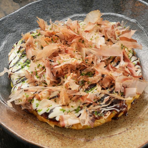 外は香ばしく、中はふんわり。鉄板で仕上げる、本場仕込みの関西風お好み焼き