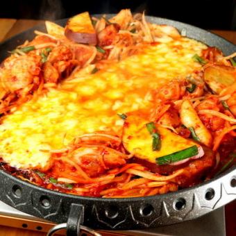 Cheese Dak-galbi 2 people ~ Cheese is entwined with sweet and spicy sauce, and it won't stop once you start eating!