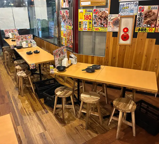各種宴会シーンにうってつけ!ゆったりと腰を落ち着けてお喋りをお楽しみいただけるテーブル席をご用意しました。小宴会から大人数まで幅広く対応いたします。