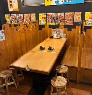 テーブル席 5名~6名まで小宴会から大人数宴会まで、多彩なシーンでご利用いただいています。