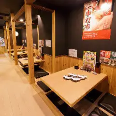 小宴会から大人数宴会まで、多彩なシーンでご利用いただいているお座敷席。ほぼすべてのお席を掘りごたつ席でご用意しておりますので、足元もゆったりとお過ごしいただけます(堀ちこたつ席と同様のお席になります。