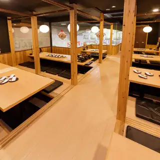40名様~承ります。ご相談くださいませ。小宴会から大人数宴会まで、多彩なシーンでご利用いただいているお座敷席。ほぼすべてのお席を掘りごたつ席でご用意しておりますので、足元もゆったりとお過ごしいただけます