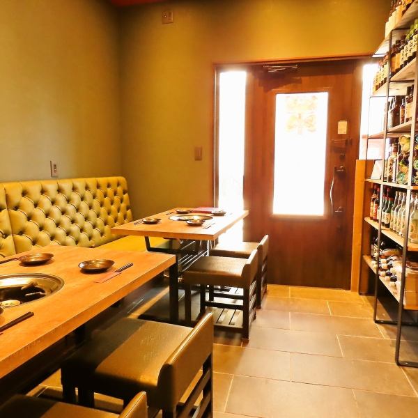 There are 4 tables for 4 people.Because the restaurant is small, it has a cozy atmosphere that makes you feel at home.