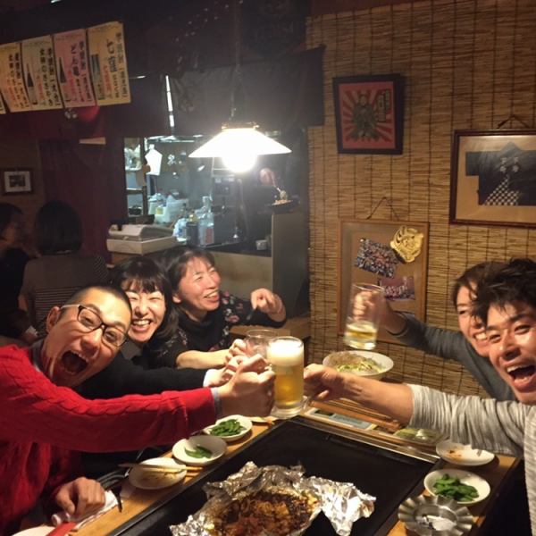 The inside of the store, which has the concept of "festival", has a nostalgic atmosphere! How about a "monja" party with everyone happily surrounding the iron plate?